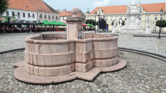 fontana_Tvrđa_zdenac_istočni.jpeg